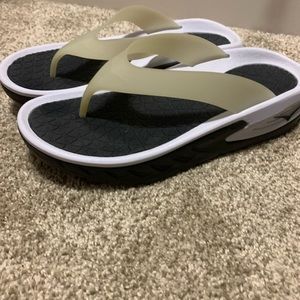 Hoka flip flops - worn once -